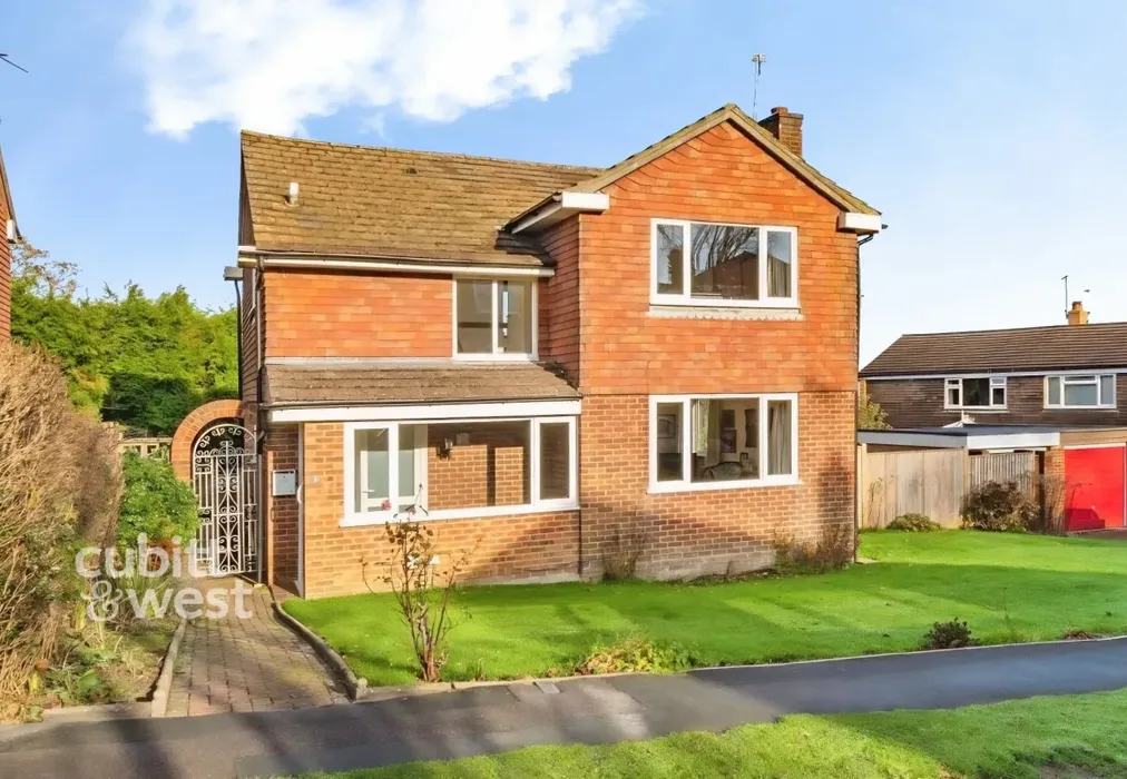 Front Exterior - Saxonbury Close, Crowborough, TN6 - Wards of Kent