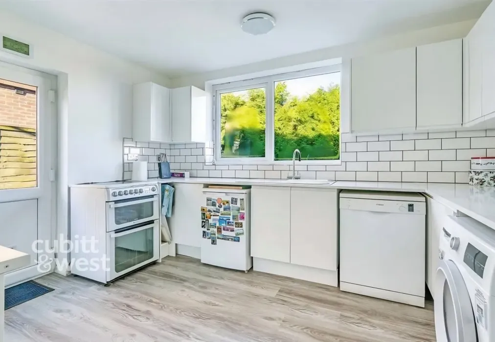 Kitchen - Saxonbury Close, Crowborough, TN6 - Wards of Kent