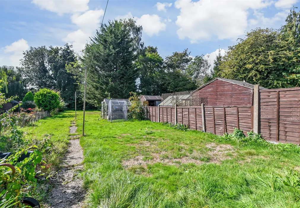 Rear Garden - Glebe Way, Kennington, Ashford, Kent - Wards of Kent