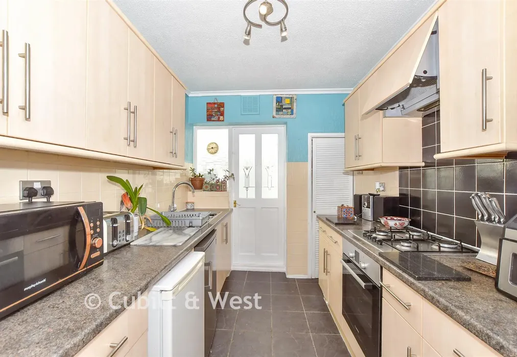 Kitchen - Old Manor Way, Portsmouth, Hampshire - Wards of Kent