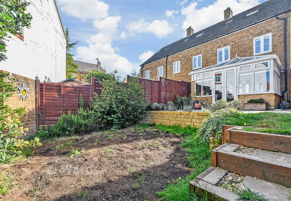 Rear Garden - Poppy Mead, Ashford, Kent - Wards of Kent