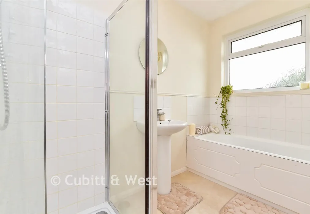 Bathroom - Pevensey Road, Worthing, West Sussex - Wards of Kent