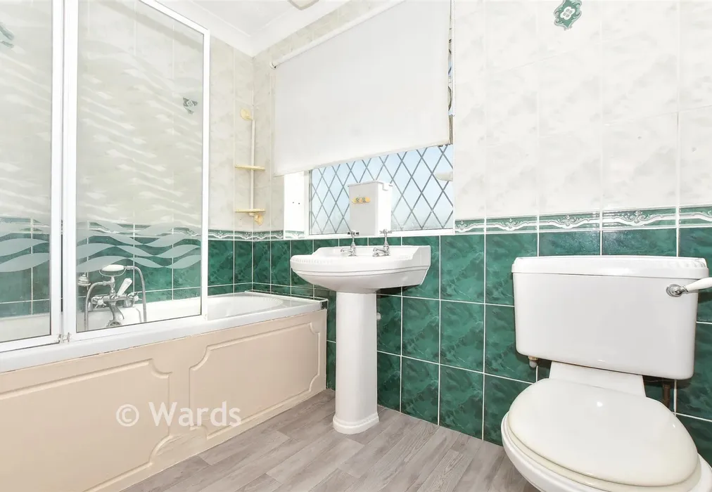 Bathroom - St. John's Road, New Romney, Kent - Wards of Kent