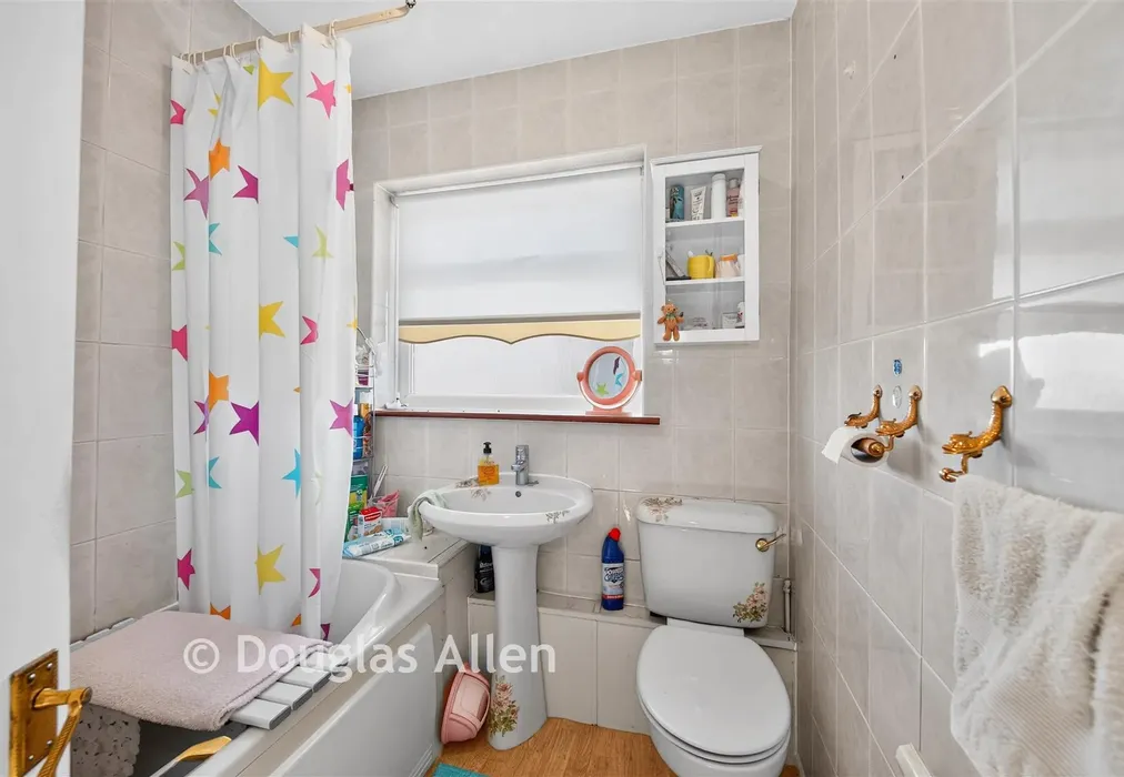 Bathroom - Charles Road, Dagenham, Essex - Wards of Kent