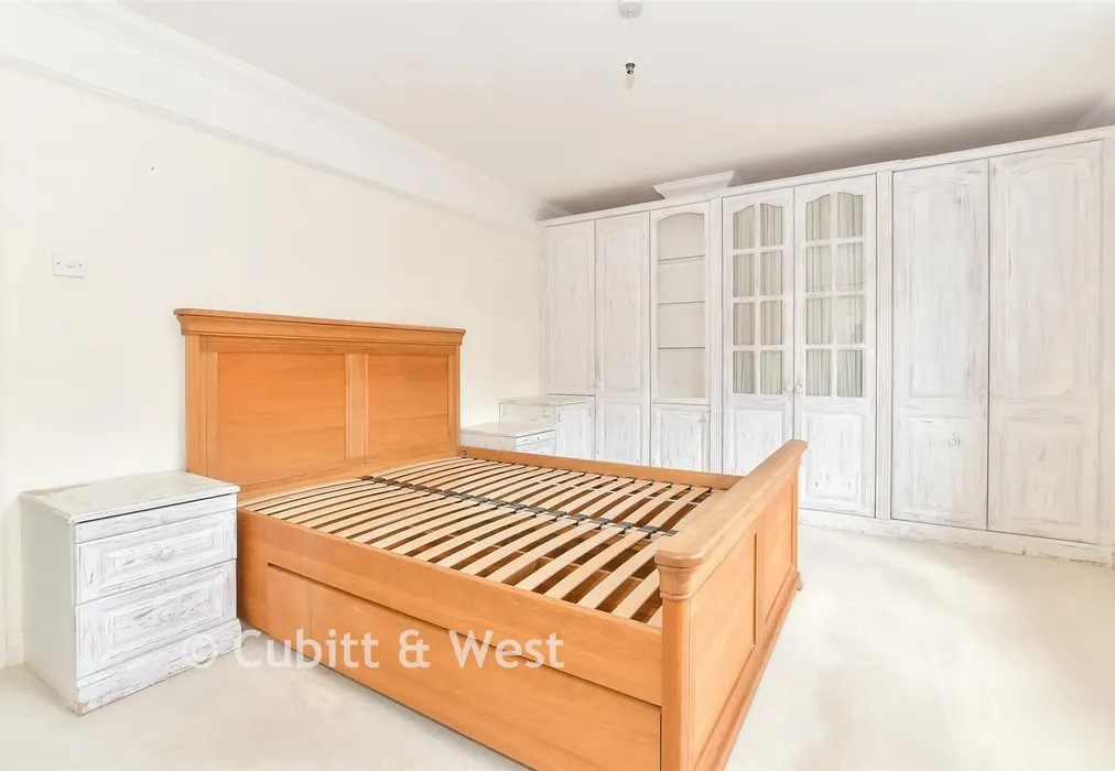 Bedroom 1 - Nineveh Shipyard, Arundel, West Sussex - Wards of Kent