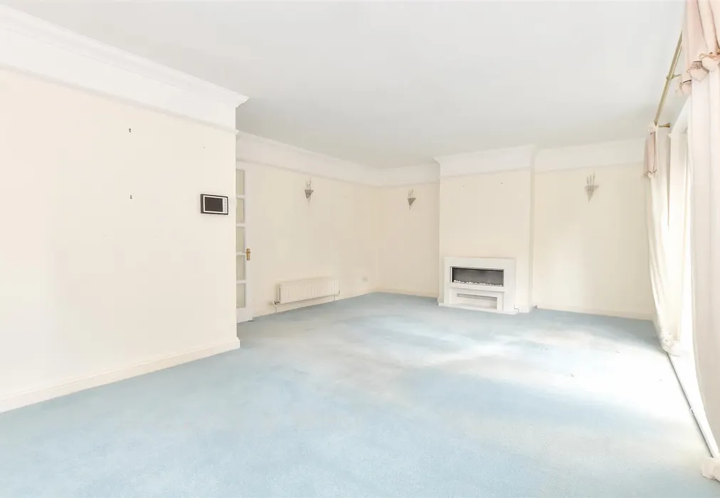 Lounge - Nineveh Shipyard, Arundel, West Sussex - Wards of Kent