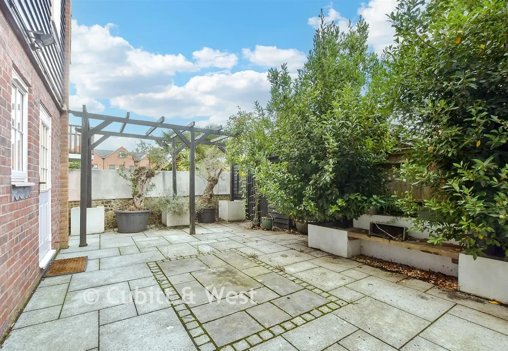Rear Garden - Nineveh Shipyard, Arundel, West Sussex - Wards of Kent