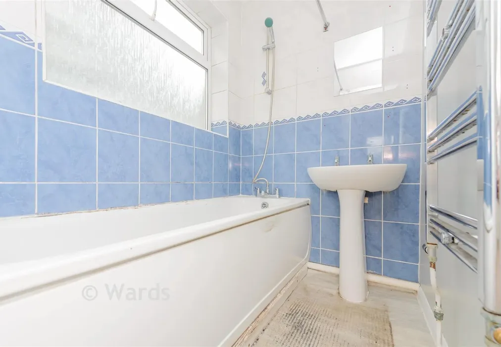 Bathroom - Fulwich Road, Dartford, Kent - Wards of Kent