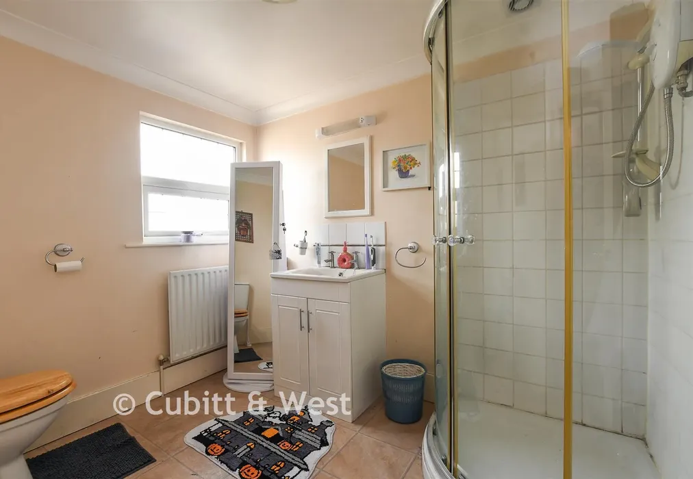 En-Suite - Reigate Road, Horley, Surrey - Wards of Kent