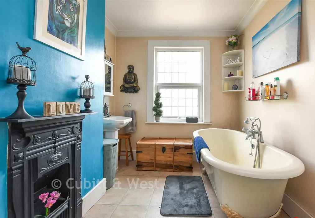 Bathroom - Reigate Road, Horley, Surrey - Wards of Kent