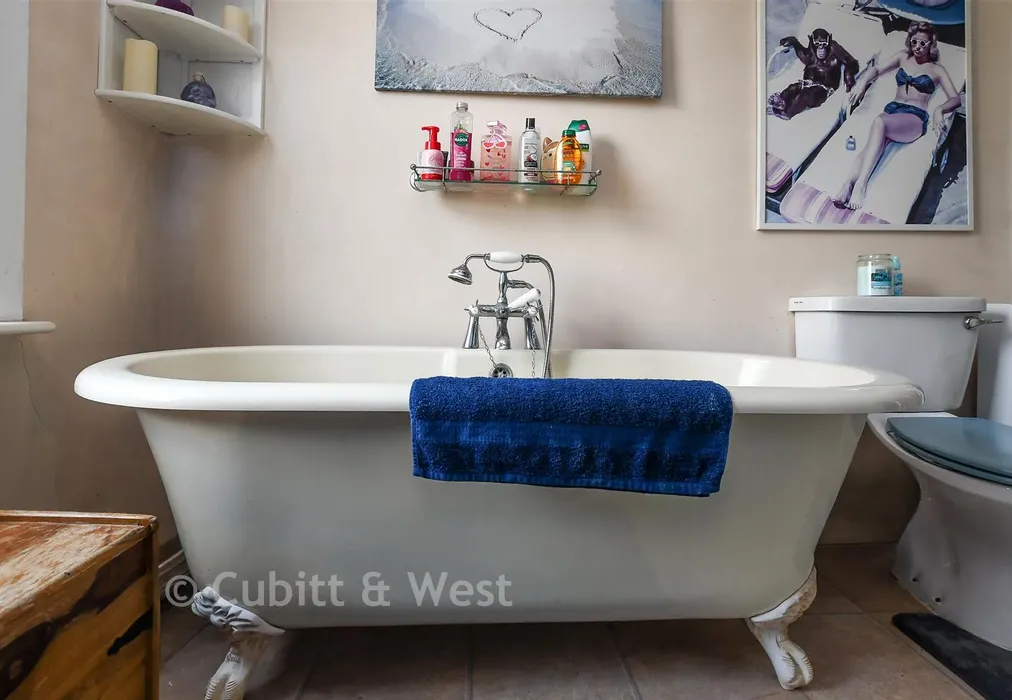 Internal Lifestyle Photograph - Reigate Road, Horley, Surrey - Wards of Kent