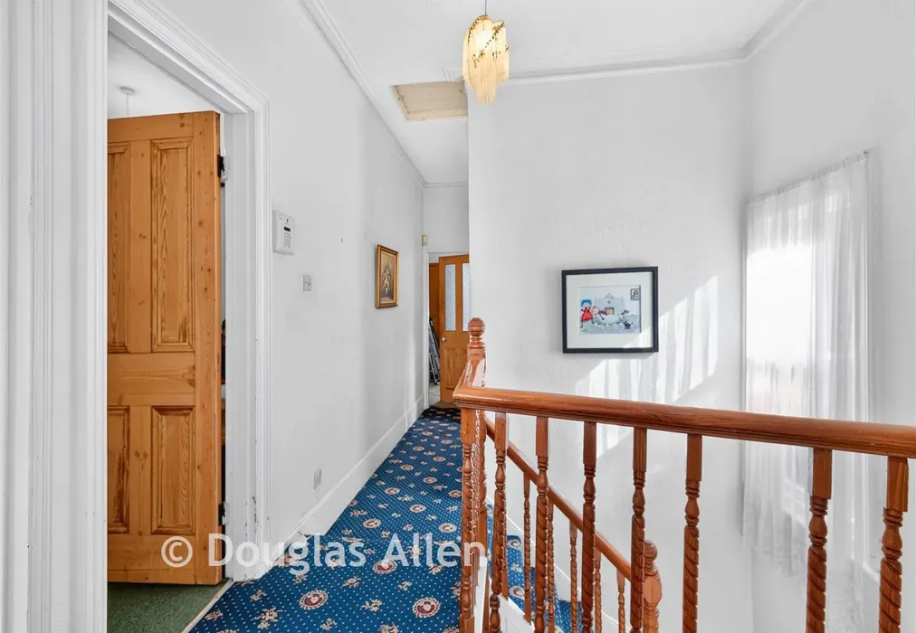Landing - Fairlight Avenue, Woodford Green, Essex - Wards of Kent