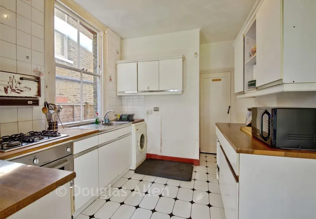 Kitchen - Fairlight Avenue, Woodford Green, Essex - Wards of Kent