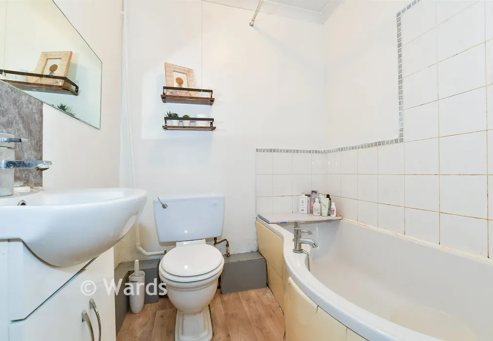 Bathroom - Bower Street, Maidstone, Kent - Wards of Kent