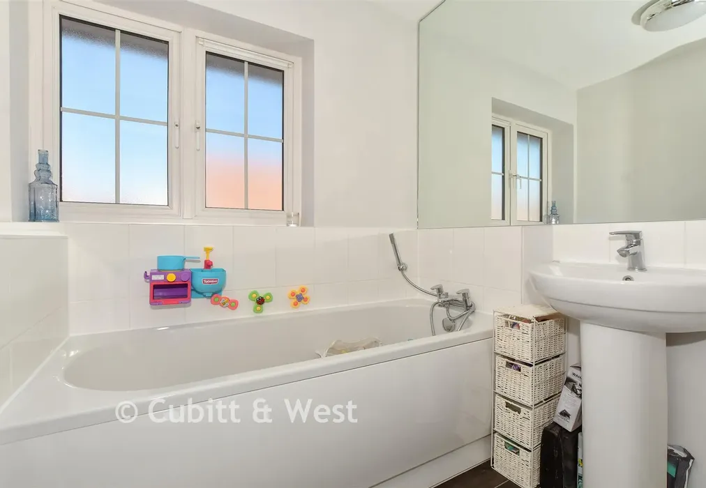 Bathroom - Ockenden Road, Littlehampton, West Sussex - Wards of Kent