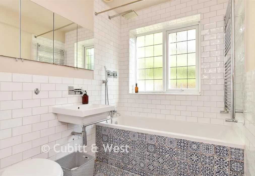 Bathroom - Falmer Road, Woodingdean, Brighton, East Sussex - Wards of Kent