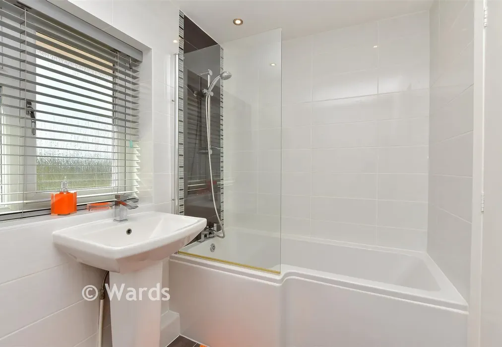 Bathroom - Maidstone Road, Wigmore, Gillingham, Kent - Wards of Kent