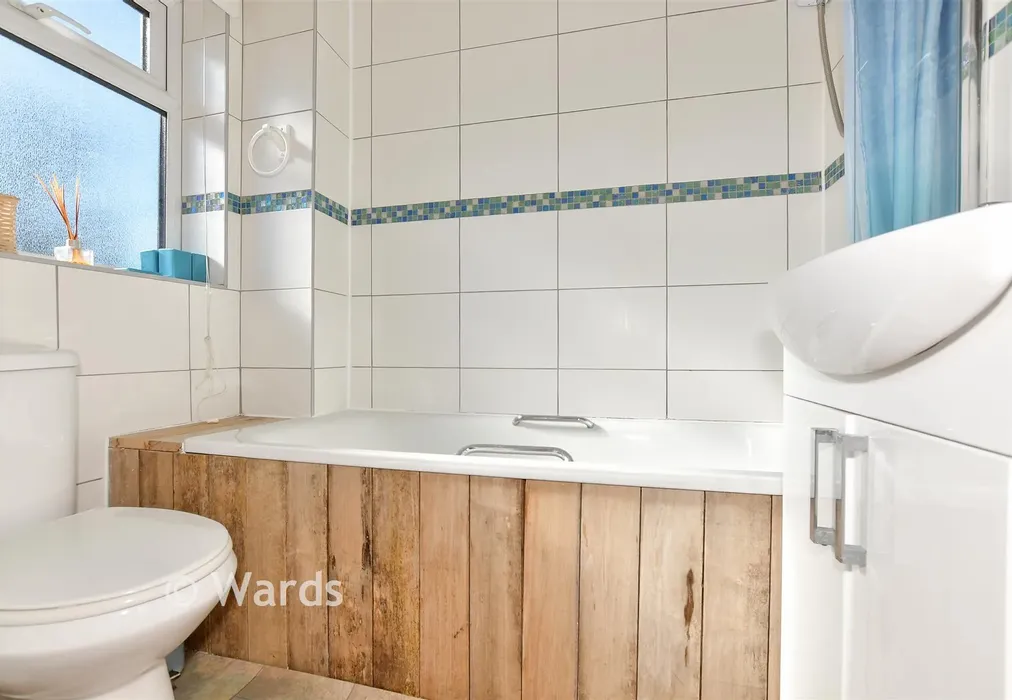 Bathroom - St. Jacob's Place, Canterbury, Kent - Wards of Kent