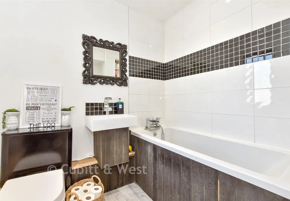 Bathroom - Wymering Road, North End, Portsmouth, Hampshire - Wards of Kent