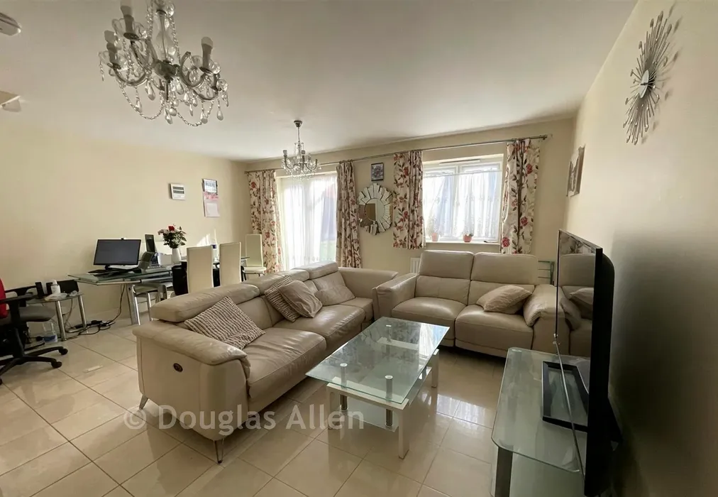 Lounge Area - Farnham Avenue, Wickford, Essex - Wards of Kent