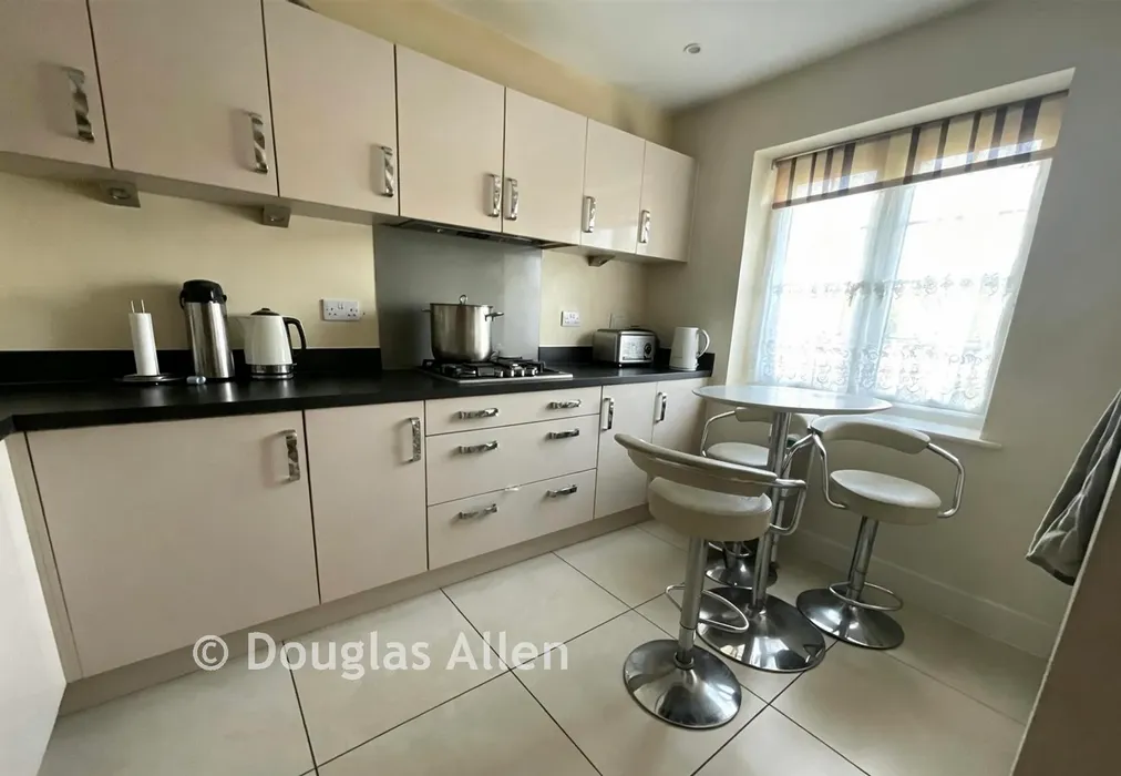 Kitchen - Farnham Avenue, Wickford, Essex - Wards of Kent