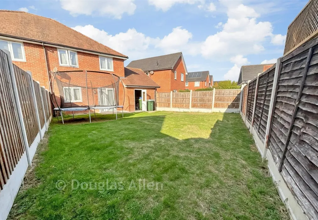Rear Garden - Farnham Avenue, Wickford, Essex - Wards of Kent