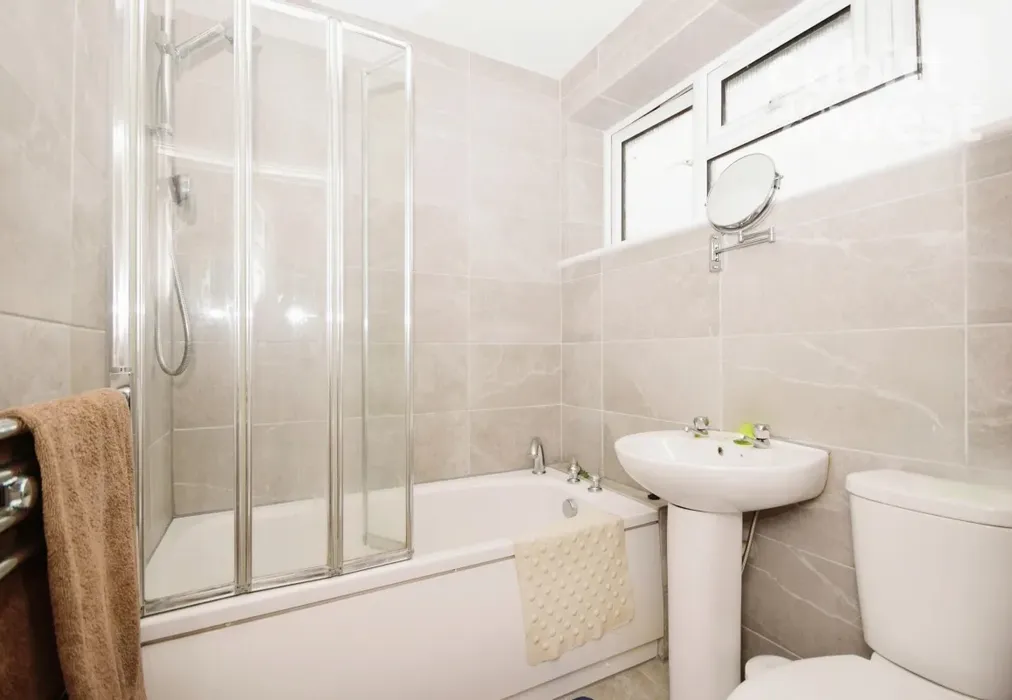 Bathroom - Church Walk, Brighton Road, RH6 - Wards of Kent