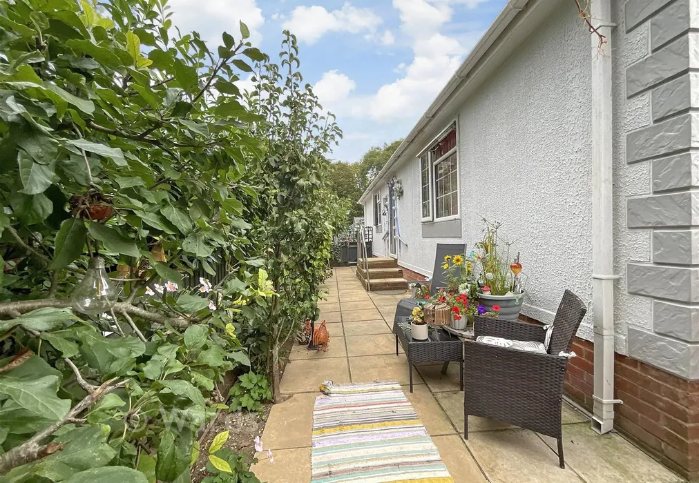 Side Garden - Dover Road, Barham, Canterbury, Kent - Wards of Kent