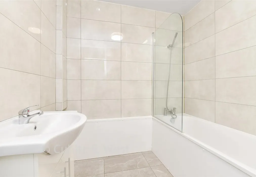 Bathroom - Ross Road, Wallington, Surrey - Wards of Kent