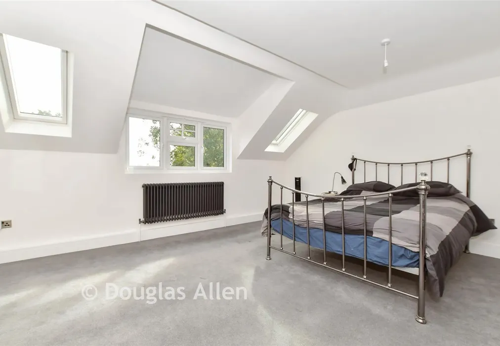 Bedroom 1 - Duck Lane, Thornwood, Epping, Essex - Wards of Kent