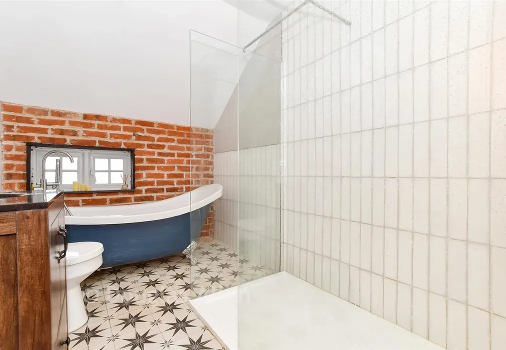 Bathroom - Duck Lane, Thornwood, Epping, Essex - Wards of Kent