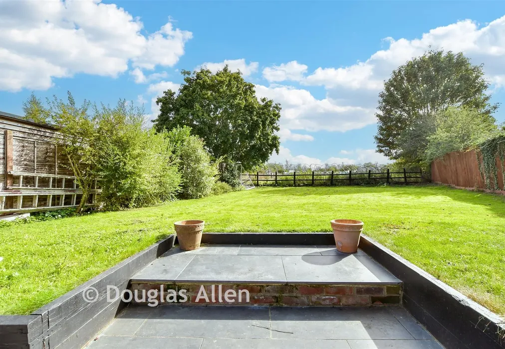Rear Garden - Duck Lane, Thornwood, Epping, Essex - Wards of Kent