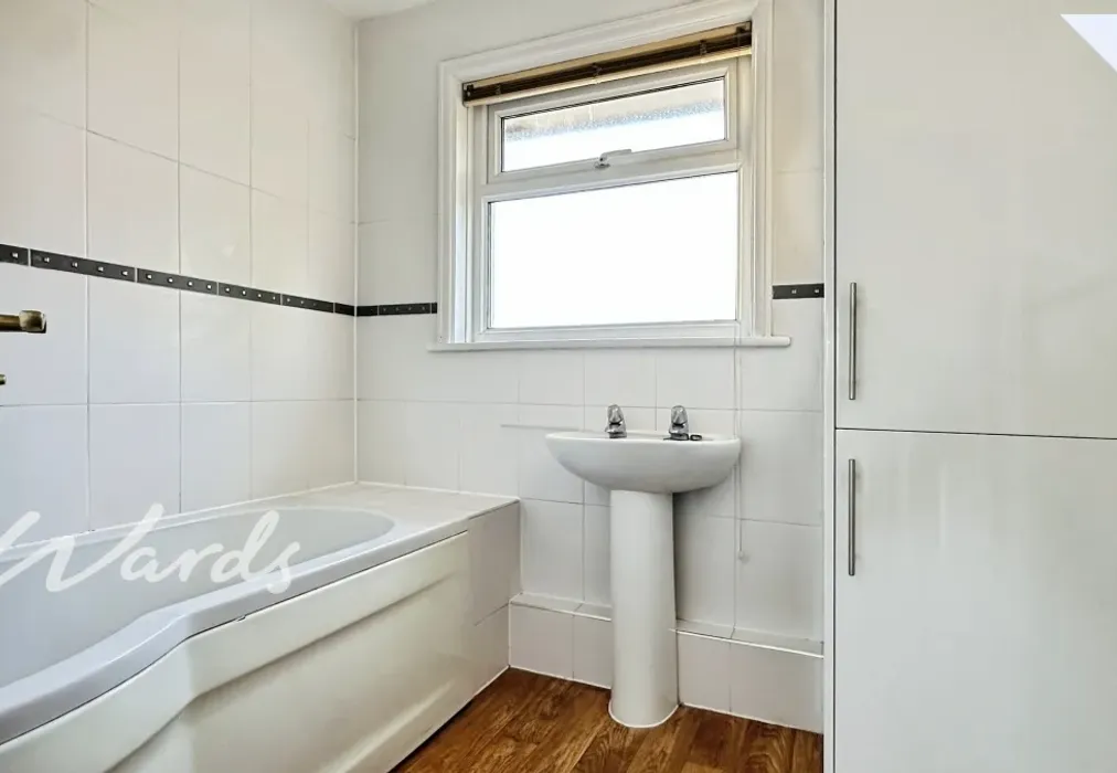 Bathroom - New Hythe Lane Larkfield ME20 - Wards of Kent