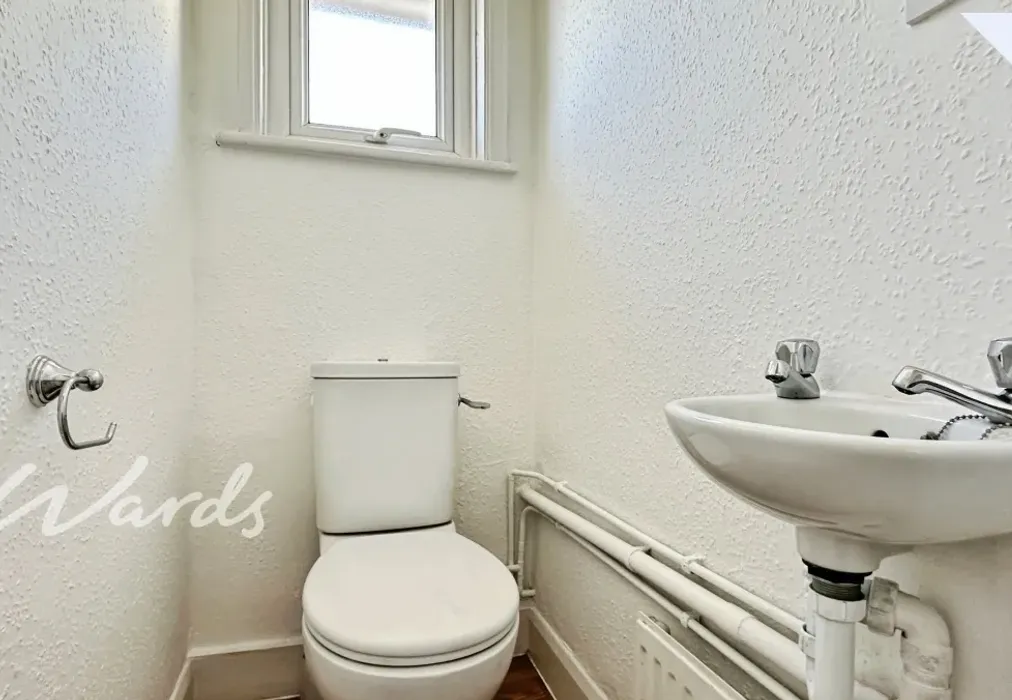 Toilet - New Hythe Lane Larkfield ME20 - Wards of Kent