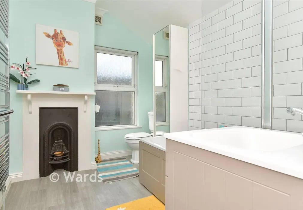 Bathroom - Cliffe Road, Strood, Rochester, Kent - Wards of Kent