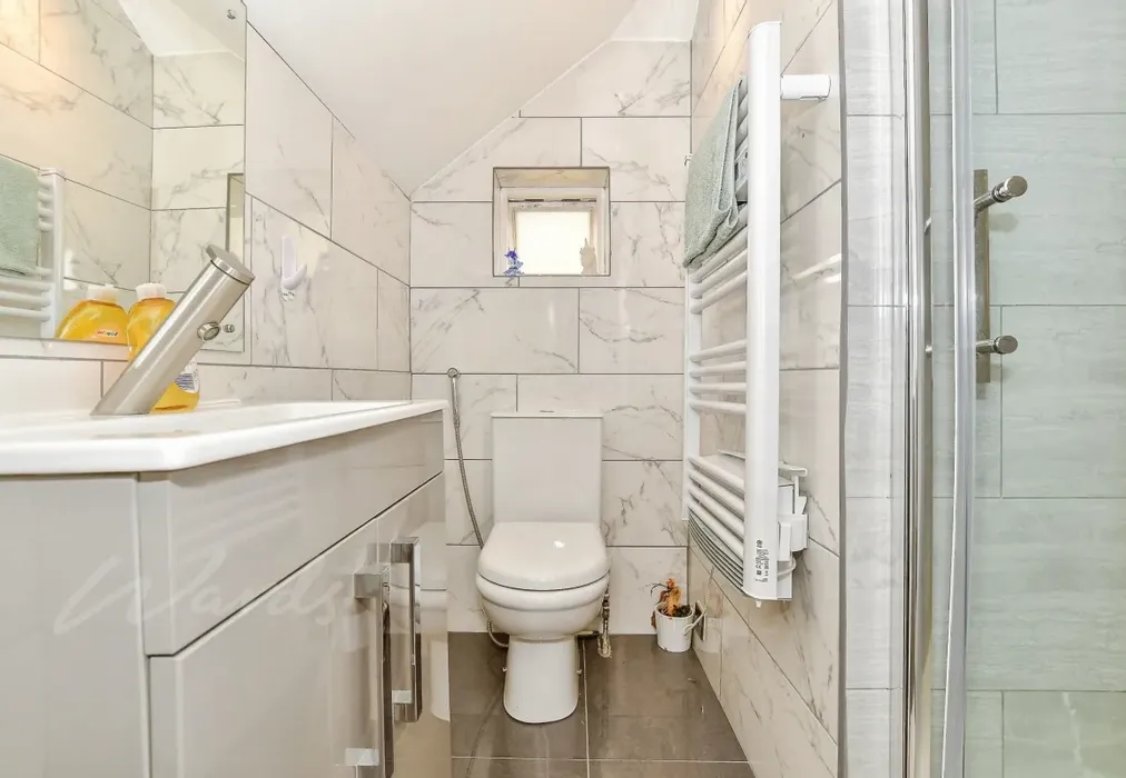 0cf55902-en-suite - The Chase Tonbridge TN10 - Wards of Kent