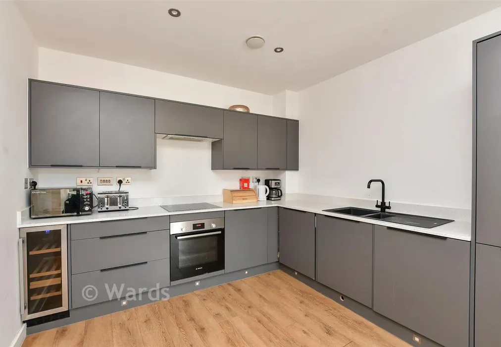 Kitchen - Queensbridge Drive, Ramsgate, Kent - Wards of Kent