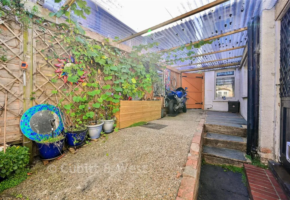 Rear Garden - Beechwood Gardens, Caterham, Surrey - Wards of Kent