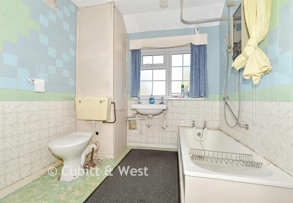 Bathroom - Denchers Plat, Langley Green, Crawley, West Sussex - Wards of Kent