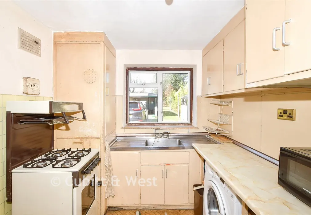 Kitchen - Denchers Plat, Langley Green, Crawley, West Sussex - Wards of Kent