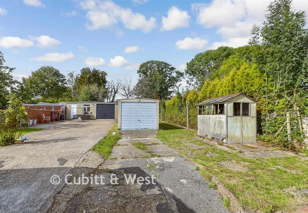 Rear Garden - Denchers Plat, Langley Green, Crawley, West Sussex - Wards of Kent