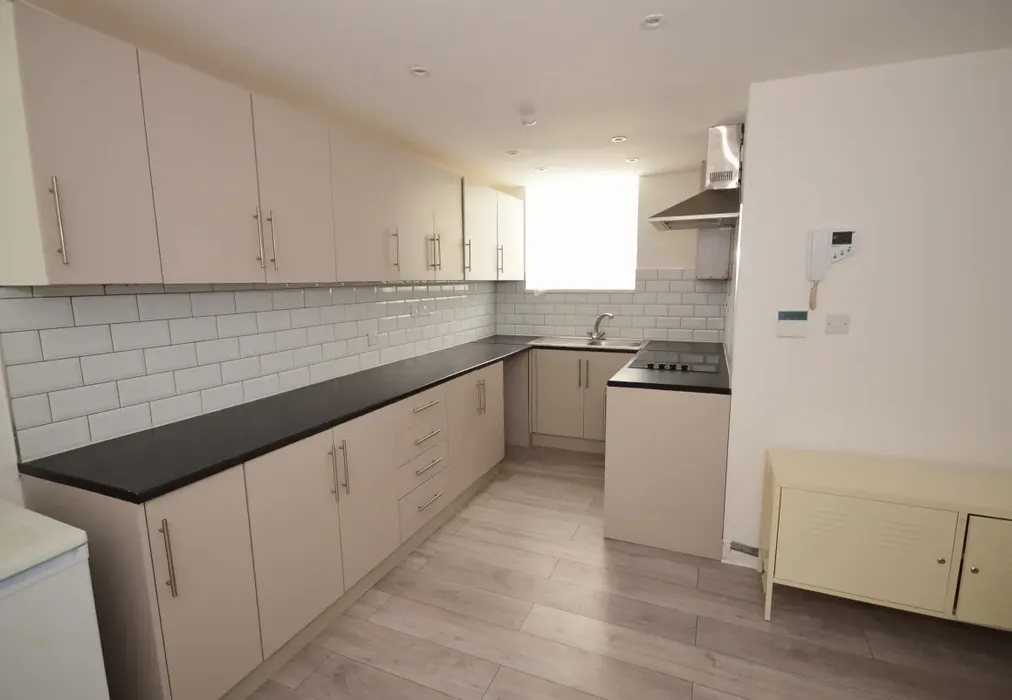 kitchen - Hillside Avenue Strood ME2 - Wards of Kent