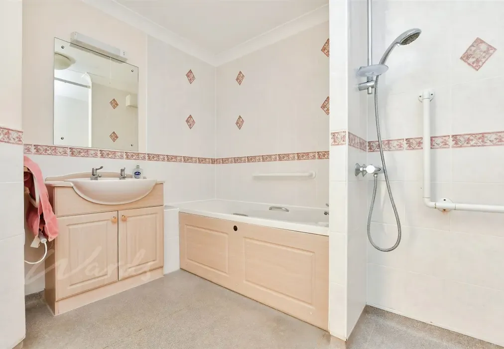Darwin bath use - Harold Road Margate CT9 - Wards of Kent
