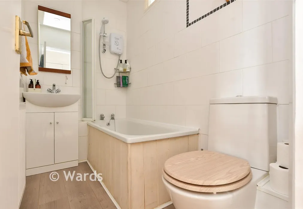 Bathroom - Sweyn Road, Cliftonville, Margate, Kent - Wards of Kent
