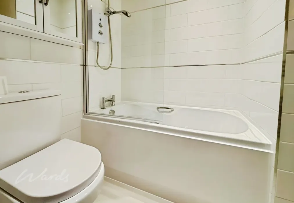 bathroom - Maidstone Road Paddock Wood TN12 - Wards of Kent