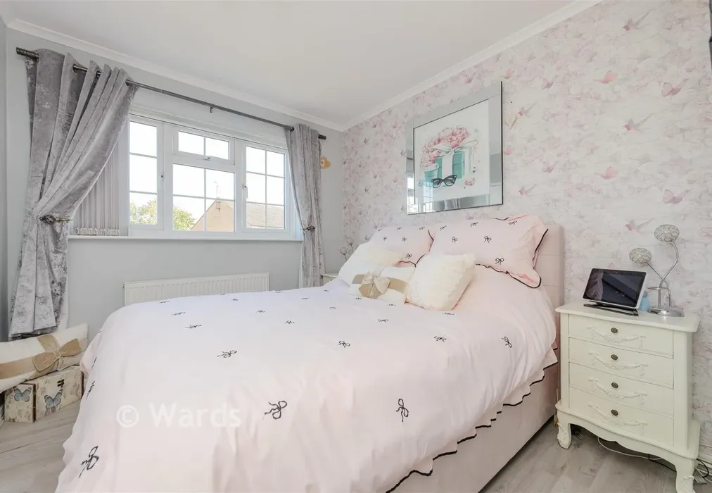 Bedroom 1 - Cobsdene, Singlewell, Kent - Wards of Kent