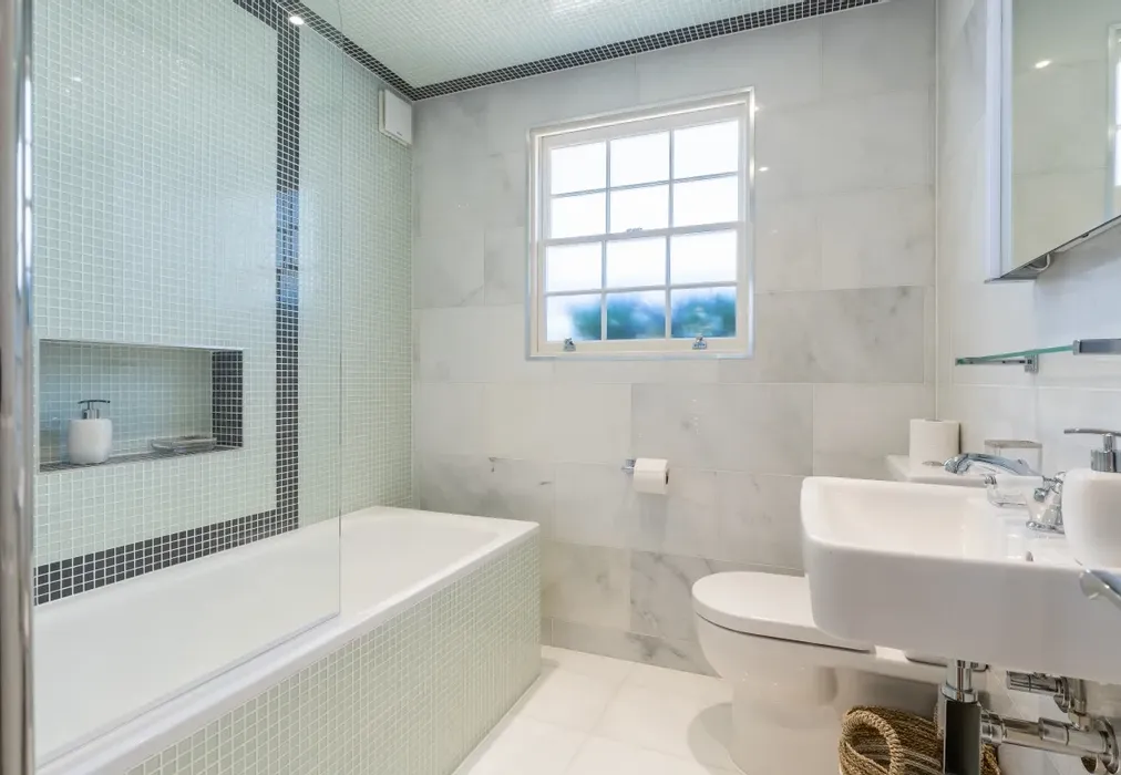 Family Bathroom - Vale Square Ramsgate CT11 - Wards of Kent