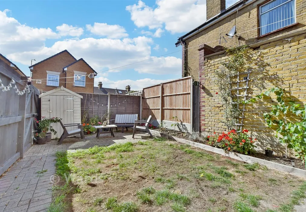 Rear Garden - Frognal Lane, Teynham, Sittingbourne, Kent - Wards of Kent