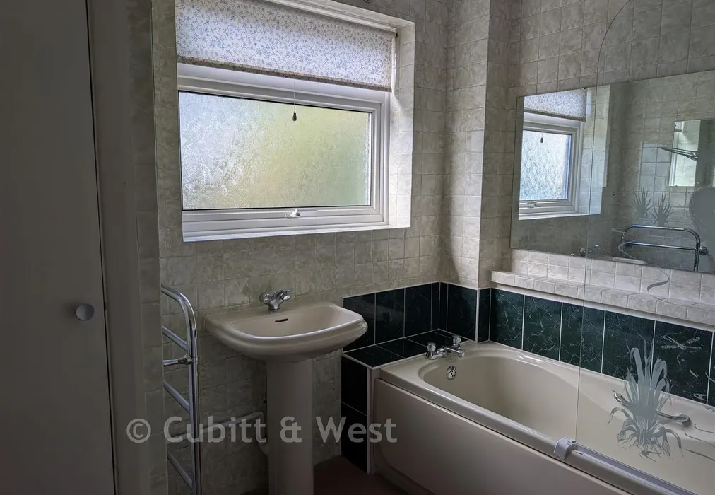 Family Bathroom - St. Mary's Close, Pulborough, West Sussex - Wards of Kent