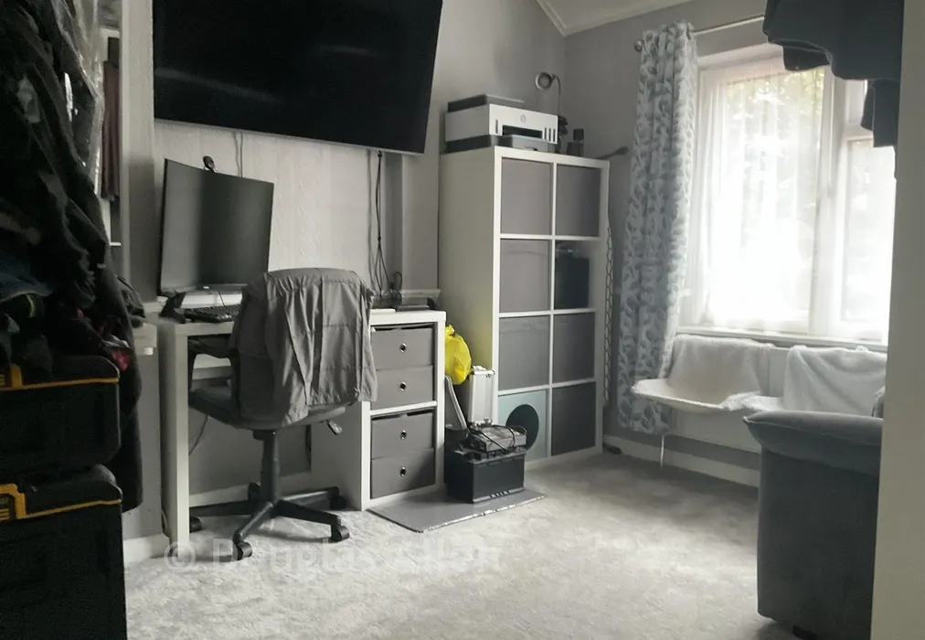 Bedroom - Croppath Road, Dagenham, Essex - Wards of Kent